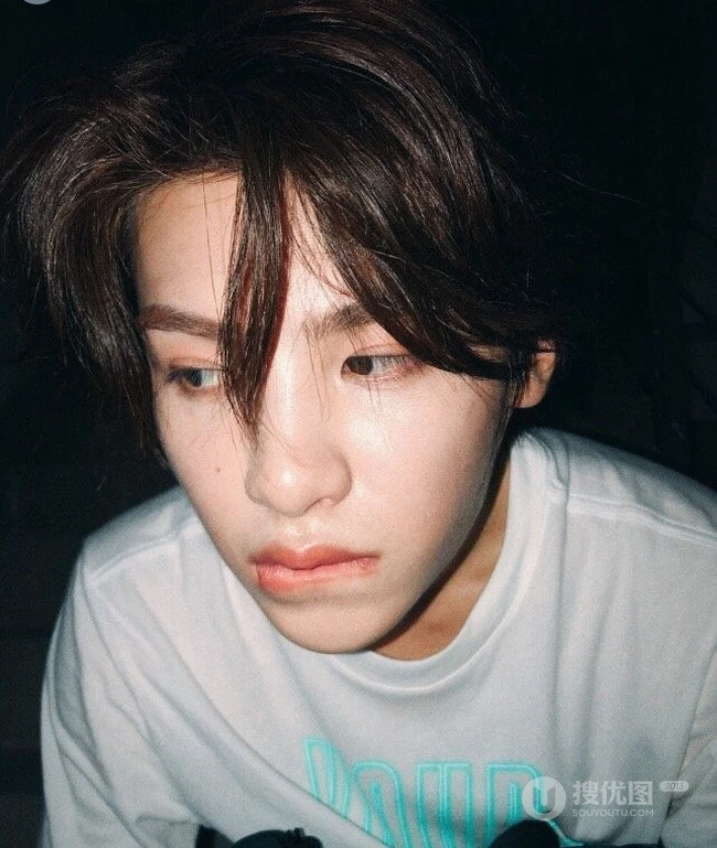 内地歌手组合NINE PERCENT成员黄明昊（Justin）自拍照片