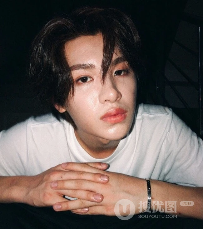 内地歌手组合NINE PERCENT成员黄明昊（Justin）自拍照片