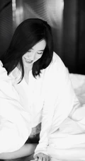 王智气质白衬衫牛仔短裤居家室内氛围柔美黑白写真图片