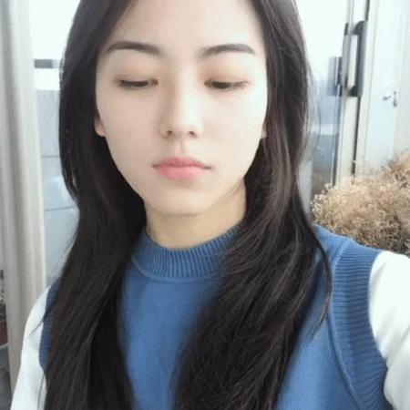 长发大眼女生自拍抿嘴可爱清新动态图