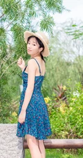 肩带连衣裙女生仓井优香头戴草帽逛公园及街拍写真图片
