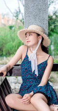 肩带连衣裙女生仓井优香头戴草帽逛公园及街拍写真图片