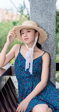 肩带连衣裙女生仓井优香头戴草帽逛公园及街拍写真图片
