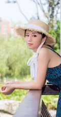 肩带连衣裙女生仓井优香头戴草帽逛公园及街拍写真图片