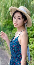 肩带连衣裙女生仓井优香头戴草帽逛公园及街拍写真图片