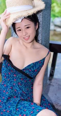 肩带连衣裙女生仓井优香头戴草帽逛公园及街拍写真图片