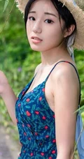 肩带连衣裙女生仓井优香头戴草帽逛公园及街拍写真图片