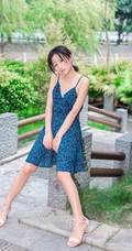 肩带连衣裙女生仓井优香头戴草帽逛公园及街拍写真图片