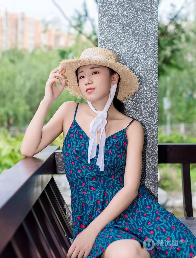 肩带连衣裙女生仓井优香头戴草帽逛公园及街拍写真图片