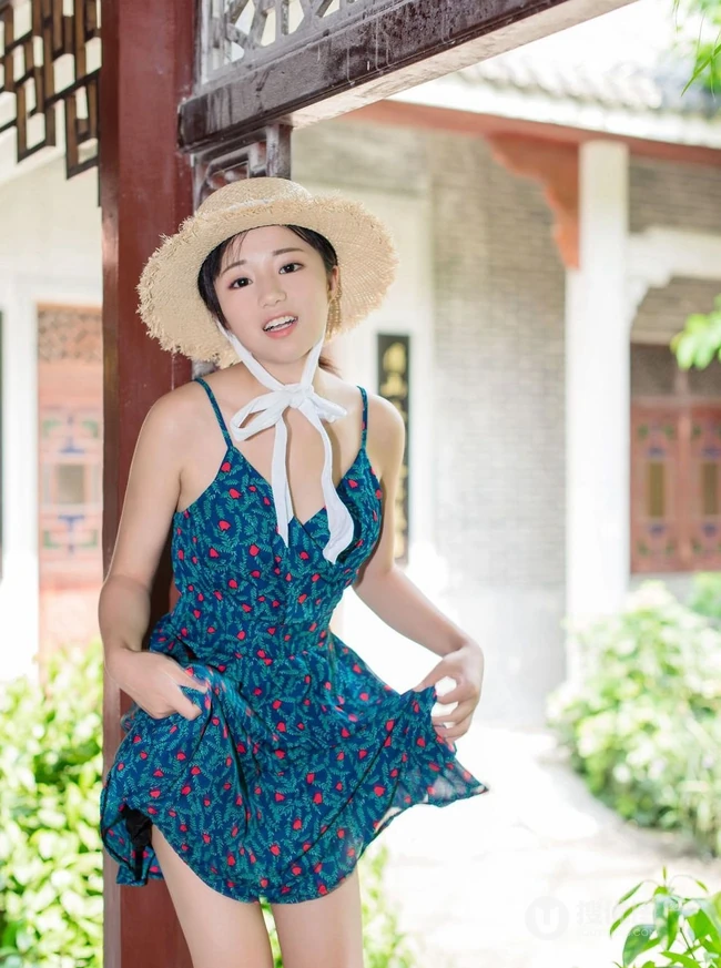 肩带连衣裙女生仓井优香头戴草帽逛公园及街拍写真图片