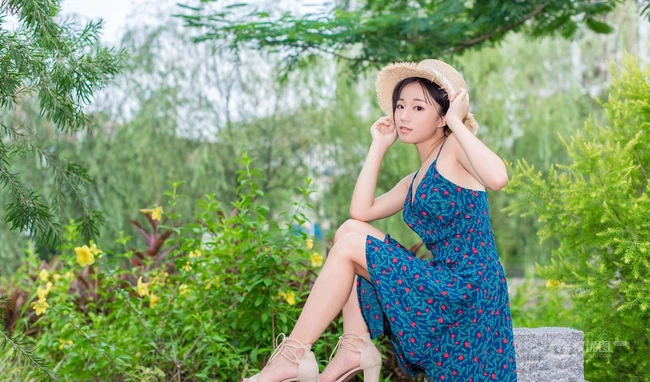 肩带连衣裙女生仓井优香头戴草帽逛公园及街拍写真图片