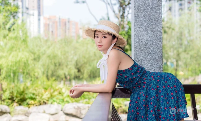 肩带连衣裙女生仓井优香头戴草帽逛公园及街拍写真图片