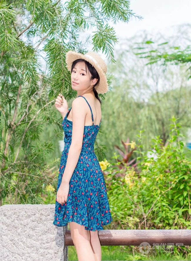 肩带连衣裙女生仓井优香头戴草帽逛公园及街拍写真图片