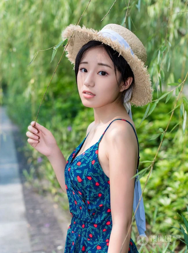 肩带连衣裙女生仓井优香头戴草帽逛公园及街拍写真图片