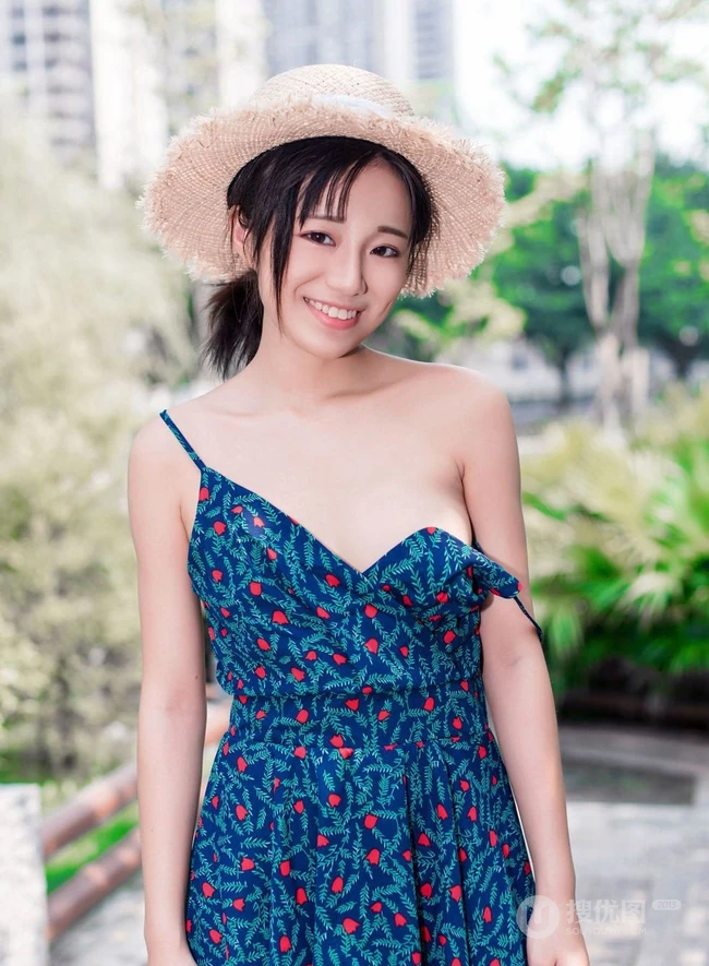 肩带连衣裙女生仓井优香头戴草帽逛公园及街拍写真图片