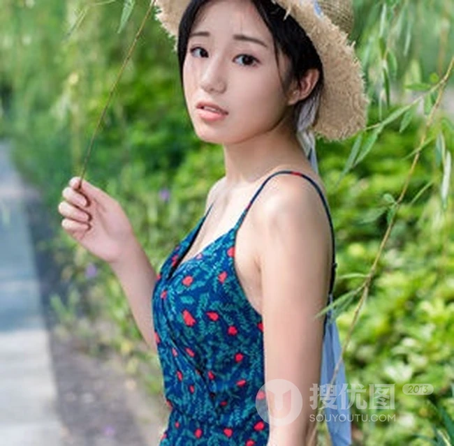 肩带连衣裙女生仓井优香头戴草帽逛公园及街拍写真图片