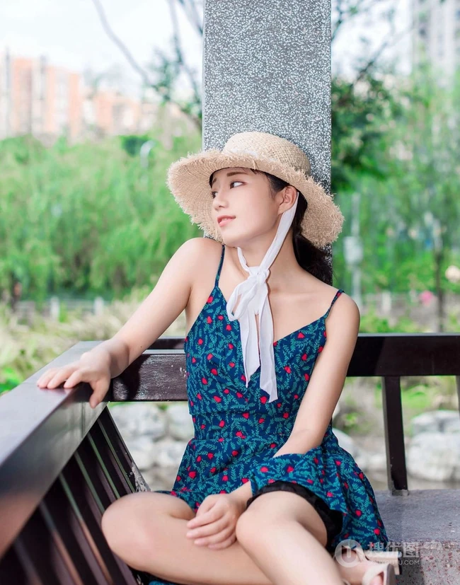 肩带连衣裙女生仓井优香头戴草帽逛公园及街拍写真图片