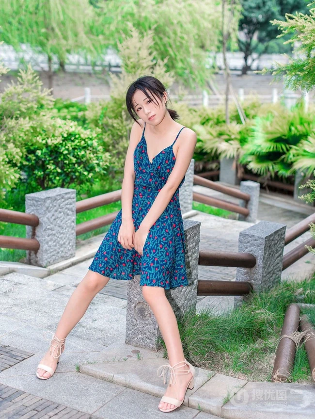 肩带连衣裙女生仓井优香头戴草帽逛公园及街拍写真图片
