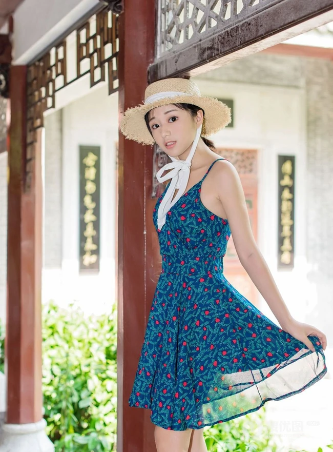 肩带连衣裙女生仓井优香头戴草帽逛公园及街拍写真图片