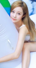 精选长发少女气质紧身肩带泳装家居服高清写真图片