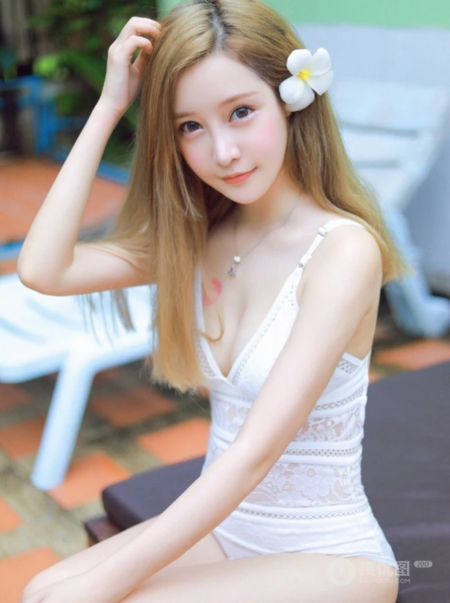 精选长发少女气质紧身肩带泳装家居服高清写真图片