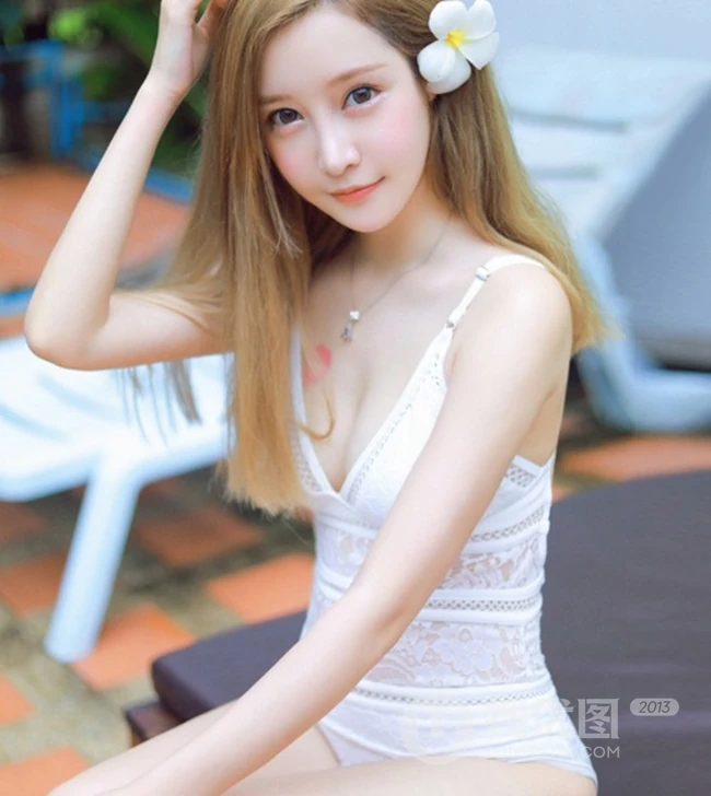 精选长发少女气质紧身肩带泳装家居服高清写真图片