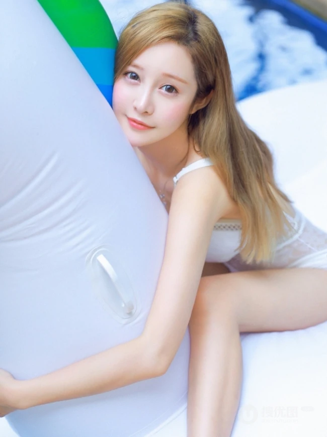 精选长发少女气质紧身肩带泳装家居服高清写真图片