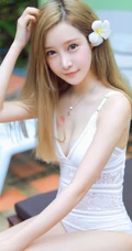 精选长发少女气质紧身肩带泳装家居服高清写真图片