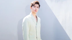 西装帅哥张铭恩清新养眼西服套装写真壁纸图片