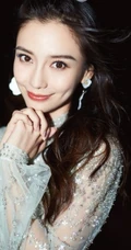 angelababy蕾丝亮闪长裙礼服亮相活动，微卷长发明媚动人