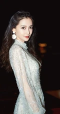 angelababy蕾丝亮闪长裙礼服亮相活动，微卷长发明媚动人
