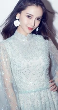 angelababy蕾丝亮闪长裙礼服亮相活动，微卷长发明媚动人
