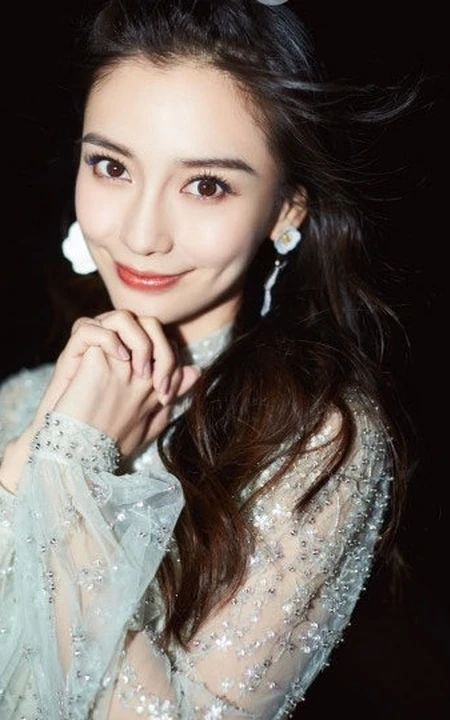 angelababy蕾丝亮闪长裙礼服亮相活动，微卷长发明媚动人