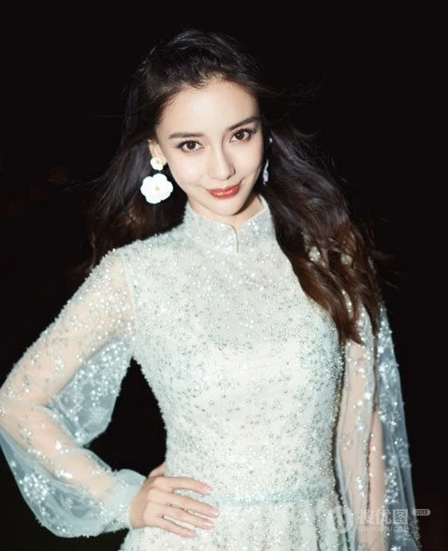 angelababy蕾丝亮闪长裙礼服亮相活动，微卷长发明媚动人
