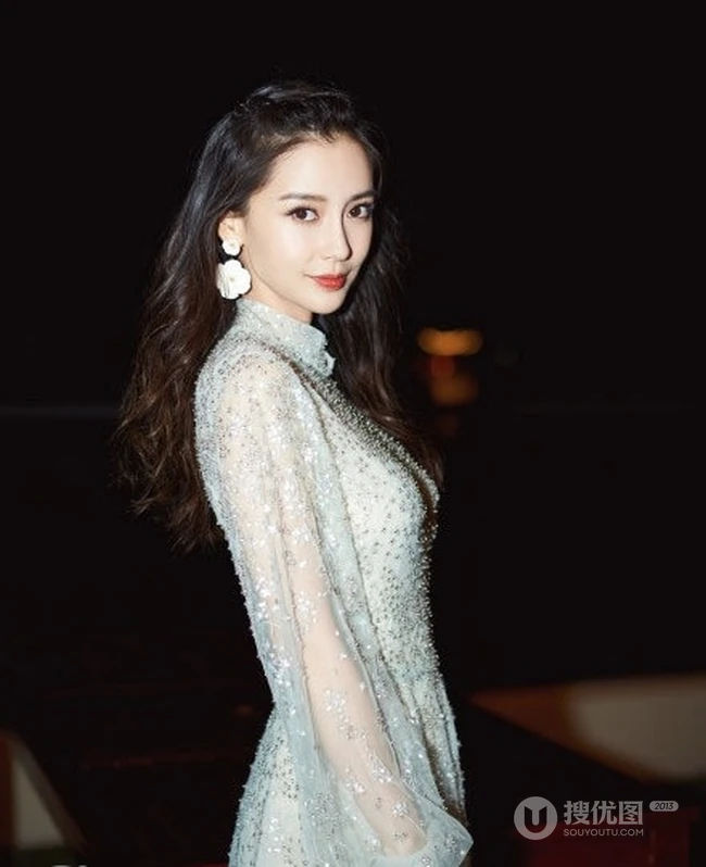 angelababy蕾丝亮闪长裙礼服亮相活动，微卷长发明媚动人