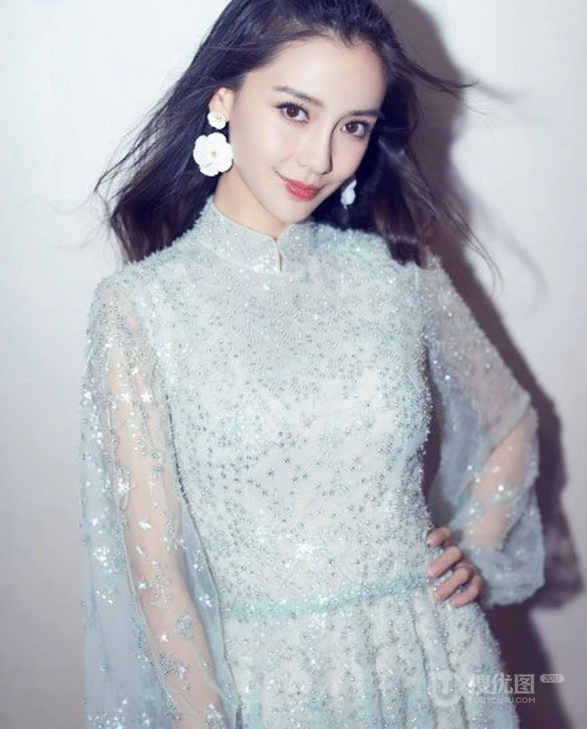 angelababy蕾丝亮闪长裙礼服亮相活动，微卷长发明媚动人