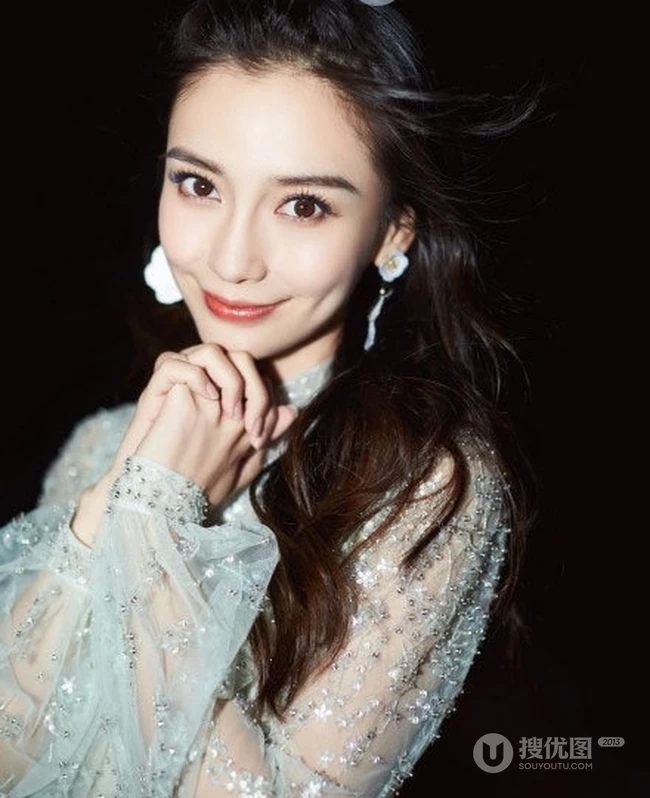 angelababy蕾丝亮闪长裙礼服亮相活动，微卷长发明媚动人