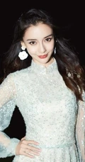 angelababy蕾丝亮闪长裙礼服亮相活动，微卷长发明媚动人