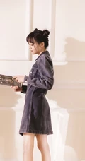 郑爽着牛仔裙手握书刊室内写真，双丸子头造型靓丽可爱