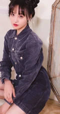 郑爽着牛仔裙手握书刊室内写真，双丸子头造型靓丽可爱