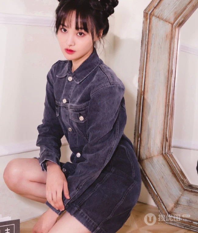 郑爽着牛仔裙手握书刊室内写真，双丸子头造型靓丽可爱