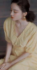 古力娜扎v字领连衣裙坐地上的漂亮好看手机壁纸
