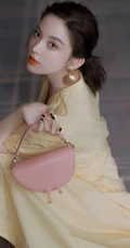 古力娜扎v字领连衣裙坐地上的漂亮好看手机壁纸