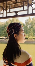 女演员邓恩熙双马尾造型水上乐园游园写真图片