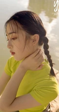 女演员邓恩熙双马尾造型水上乐园游园写真图片