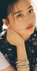 女演员邓恩熙双马尾造型水上乐园游园写真图片