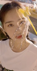 女演员邓恩熙双马尾造型水上乐园游园写真图片