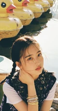女演员邓恩熙双马尾造型水上乐园游园写真图片