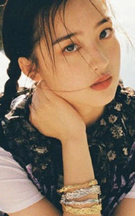 女演员邓恩熙双马尾造型水上乐园游园写真图片
