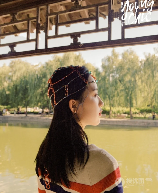 女演员邓恩熙双马尾造型水上乐园游园写真图片